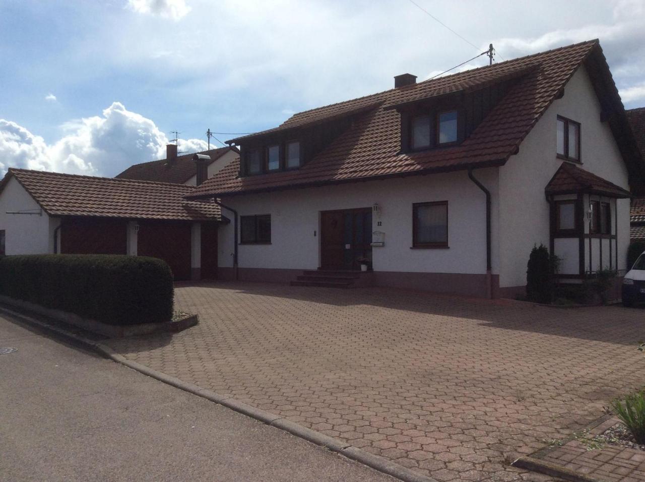 Ferienwohnung-Loesch นอยเอนบวร์ก อัม ไรน์ ภายนอก รูปภาพ